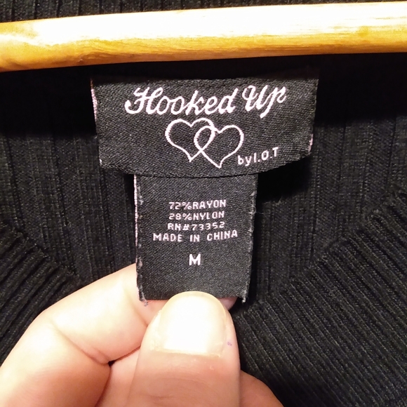 Form fitting sweater with buttons on the side - Picture 3 of 4